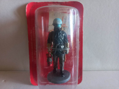Figurina plumb - Pompier tenue de feu RDA 1985 - 1:32 foto