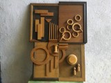 Asamblu sculptural abstract in relief din piese geometrice pentru perete realizat in anul 1981 !
