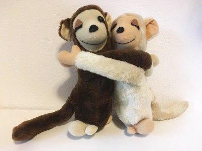 * 2 maimute imbratisate, jucarie vintage Dakin 1975, 25 cm, plus foto
