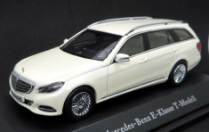 KYOSHO Mercedes E-Klasse T-Model ( Diamond white ) 2015 1:43 foto