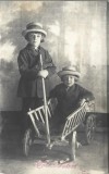 P2991N Copii cu pălării din pai și căruță &icirc;n miniatură, studio Foto Select, Rom&acirc;nia, fotografie de epocă