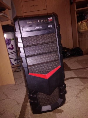 V&amp;acirc;nd PC &amp;icirc;mpreună cu monitorul. foto