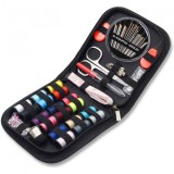 Kit de cusut Little Tailor IdealStore, cu ace, papiote, foarfece si alte accesorii Dimensiune 12,5 x 12 x 3,5 cm, 70 piese, Negru