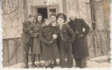 M5 C45 - FOTO - FOTOGRAFIE FOARTE VECHE - militar cu prieteni - anul 1942