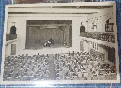 Carte postala - Scoala centrala de fete din Bucuresti: Sala de serbari in timpul unui examen de pian foto