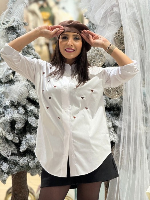 Camasa alba din bumbac cu inimioare maro aplicate