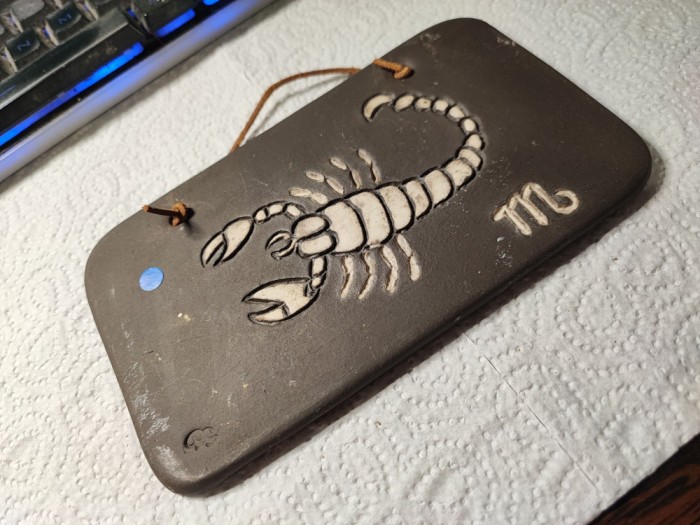 Placheta vintage cu scorpion