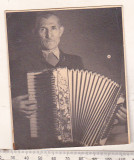 Bnk foto Barbat cu acordeon - anii `30-`40, Alb-Negru, Romania 1900 - 1950, Portrete