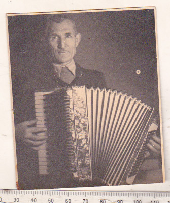 bnk foto Barbat cu acordeon - anii `30-`40 foto