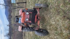Tractor in 3 pistoane foto