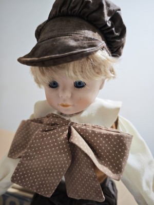 Păpușa de porțelan băiat foto