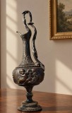 Carafa din bronz masiv patinat &icirc;n stil Neoclasic Renașterea T&acirc;rzie (Renaissance Revival), decorată cu reliefuri