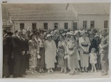 FOTOGRAFIE DE GRUP , ORAS DE PROVINCIE , TINERE IN COSTUME POPULARE , DOMNI SI DOAMNE IN TINUTA DE ORAS , FOTOGRAFIE , INTERBELICA
