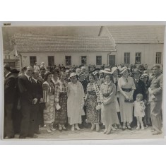 FOTOGRAFIE DE GRUP , ORAS DE PROVINCIE , TINERE IN COSTUME POPULARE , DOMNI SI DOAMNE IN TINUTA DE ORAS , FOTOGRAFIE , INTERBELICA