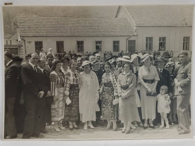 FOTOGRAFIE DE GRUP , ORAS DE PROVINCIE , TINERE IN COSTUME POPULARE , DOMNI SI DOAMNE IN TINUTA DE ORAS , FOTOGRAFIE , INTERBELICA foto