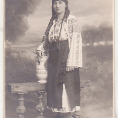 bnk foto Femeie in costum popular - Foto E Popp Ploesti 1927