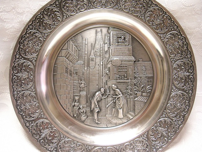 FARFURIE APLICA DECORATIVA ZINC BECKER DECOR IN FILIGRAN DE CARL SPITZWEG - THE EVERLASTING BRIDEGROOM 23.5 CM