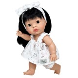 Papusa Nines D&#039;Onil Joy bruneta, cu miros de vanilie si rochie alba 37 cm