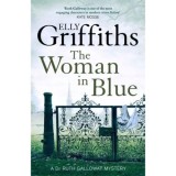 Cumpara ieftin The Woman In Blue : The Dr Ruth Galloway Mysteries 8