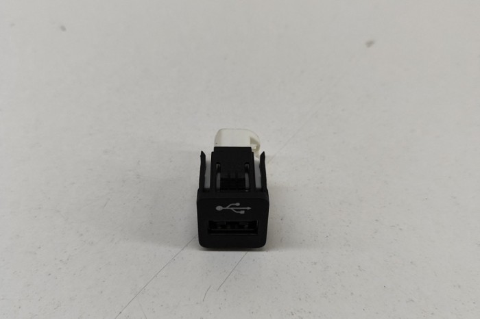 USB BMW 3 G20, G28 2019 OEM: 9229294 27819831