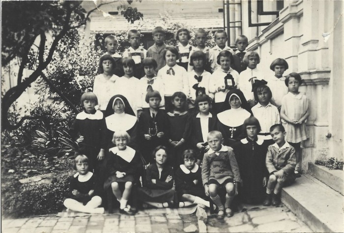 A3673N Elevi și călugărițe catolice, Cernăuți, 1930