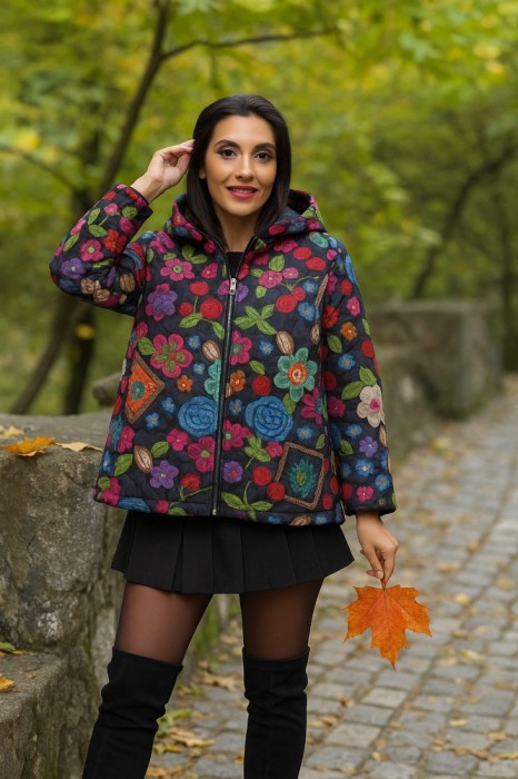 Geaca dama cu gluga si imprimeu flori pe fond albastru