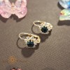 Cercei placati aur, floare cu cristal zirconia albastru-marin, SaraTremo. Eleganti, deosebiti, calitate superioara
