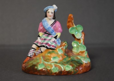 Statueta mica din portelan marcat - secol XIX / pictata manual foto