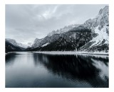 Tablou Canvas, "Reflexii tăcute &icirc;n iarna montană", Munte, Lac, Reflecție, Cer, Zăpadă, Pădure, Calm, Peisaj, Natură, Frumusețe, 39 x 26 cm, CMCLASS