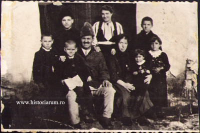 HST P1712 Poză familie de țărani rom&amp;acirc;ni foto