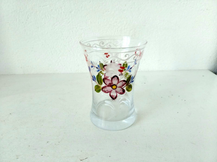 Pahar sticla, pictat manual motiv floral, vechi, vintage, 9cm inaltime