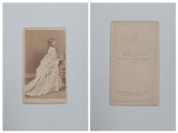 Fotografie de colectie CDV Atelier Carl Kroh, Doamna eleganta in rochie cu crinolina din profil, Wien, Viena, Austria, Austro-Ungaria, ca. 1860