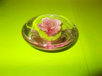 PRESSE PAPIER - Disc lucrat manual din CRISTAL CU BULE , decorat cu trandafir foto