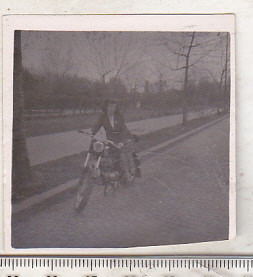 bnk foto Femeie pe motoreta - Romania - anii `70 foto