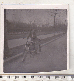 bnk foto Femeie pe motoreta - Romania - anii `70