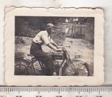 Bnk foto Barbat pe motoreta - anii `60 - numar de Ploiesti, Alb-Negru, Romania de la 1950, Transporturi