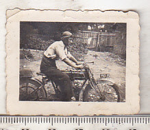 bnk foto Barbat pe motoreta - anii `60 - numar de Ploiesti
