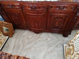 Vand vitrină stil baroc, comodă, canapea salon si candelabre