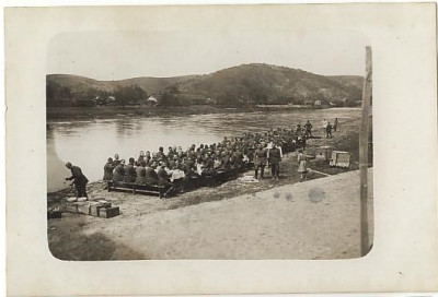 Militari la masa pe malul Muresului, manevra Lipova mai 1931 foto