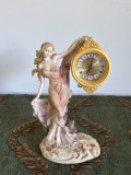 Statuetă decorativă cu ceas cuarț integrat femeie stil Art Nouveau, rășină pictată manual