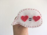 Brosa cu inimioare: Love = Love in a speech bubble, fetru, produs handmade 9x6cm