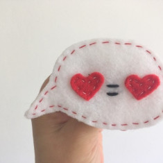 Brosa cu inimioare: Love = Love in a speech bubble, fetru, produs handmade 9x6cm