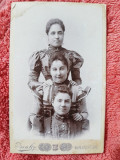 Fotografie tip CDV, trei femei, inceput de secol XX