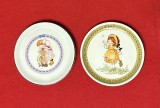 2 FARFURIOARE DIN PORTELAN- CU SEMNATURA SARAH KAY- VALENTINE D9,5CM