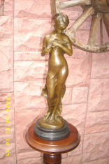 statueta bronz-fata cu porumbel foto