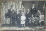 Portret de familie romaneasca din perioada interbelica// foto tip CP