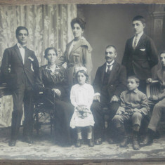 Portret de familie romaneasca din perioada interbelica// foto tip CP