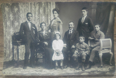 Portret de familie romaneasca din perioada interbelica// foto tip CP foto
