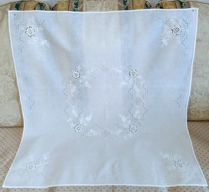 Fata de masa Vintage din bumbac cu broderie manuala si insertii croset