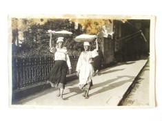 Salutări din București-Porumbe,vanzatoare de porumbe carte poștală foto apr.1916